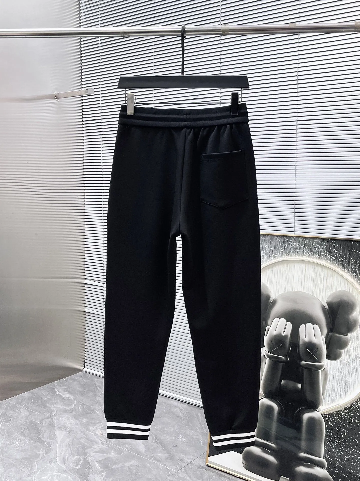 🅿️720 LV hot-selling suit is coming. Focus on the original version of the official website. 2025 new hot-selling cardigan suit. The original order is the best. 🇭🇰The meticulous work of top designers. It has a fitting and perfect upper body effect. All-natural high-quality Tencel Roman cotton 100%, close-fitting comfort, noble and elegant! Original hardware embodies elegance and nobility! Counter size: M-3XL (maximum wear up to 190 pounds)
